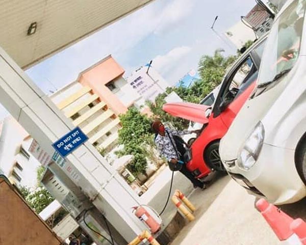 சிஎன்ஜி கார்களை இந்தியாவிற்கு கொண்டுவருகிறதா ஸ்கோடா? சிஎன்ஜி பம்ப் உடன் ரேபிட் கார் சோதனை