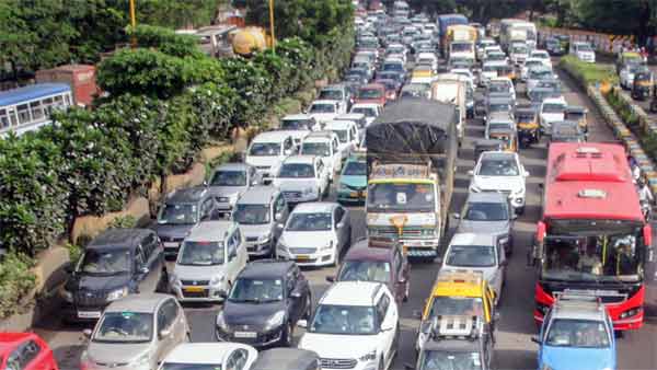 தேனி நகரில் செயல்பாட்டிற்கு வந்த ஹை-டெக் டிராபிக் சிக்னல்கள்... விலையை கேட்டு 'ஸ்டண்' ஆன மக்கள்...
