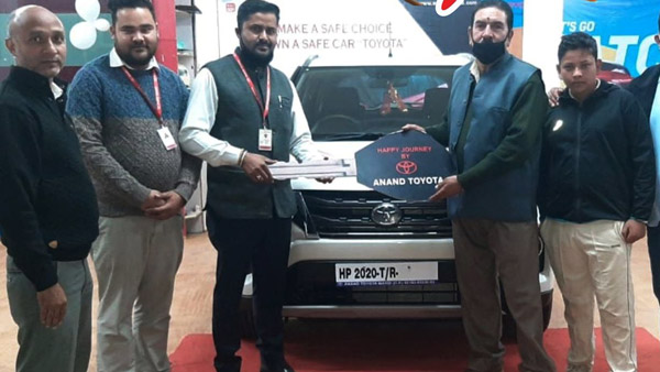அர்பன் க்ரூஸரின் டெலிவிரி பணியை துவங்கியது டொயோட்டா! முன்பதிவு செய்தவர்களை கையிலேயே பிடிக்கமுடியாதே