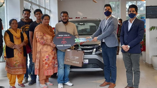 அர்பன் க்ரூஸரின் டெலிவிரி பணியை துவங்கியது டொயோட்டா! முன்பதிவு செய்தவர்களை கையிலேயே பிடிக்கமுடியாதே
