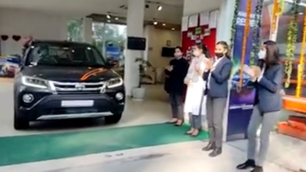 அர்பன் க்ரூஸரின் டெலிவிரி பணியை துவங்கியது டொயோட்டா! முன்பதிவு செய்தவர்களை கையிலேயே பிடிக்கமுடியாதே
