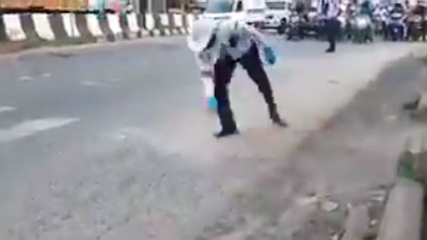 சாலையை கூட்டி பெருக்கிய போலீஸ்காரர்... காரணத்தை கேட்டதும் எல்லோருக்கும் அப்படி ஒரு ஆச்சரியம்...