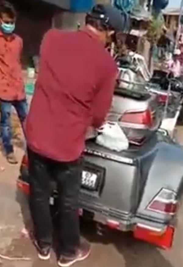 75 லட்ச ரூபாய் பைக்கில் வந்தவர் செய்த காரியம்... வீடியோவை பார்த்து வயிறு வலிக்க சிரிக்கும் மக்கள்...