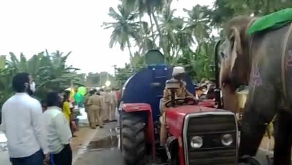 ரொம்ப தாகம்... டிராக்டரை நிறுத்தி தண்ணீர் குடித்த யானை... சமூக வலை தளங்களில் வைரலாகும் வீடியோ!