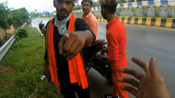 ஓட்டி பாக்கணும்... ஸ்போர்ட்ஸ் பைக் ரைடரிடம் தகராறு செய்த இளைஞர்கள்... போலீஸை அழைத்ததும் நடந்த காமெடி