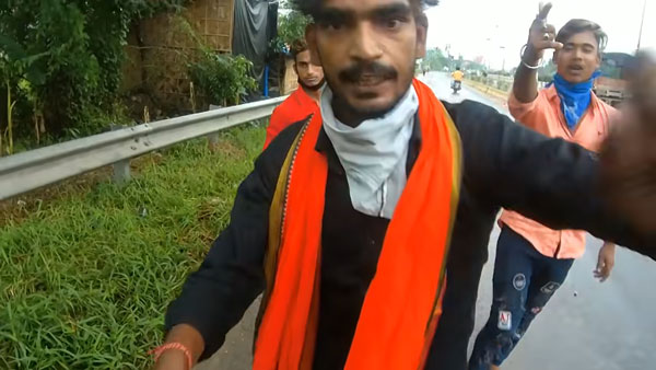 ஓட்டி பாக்கணும்... ஸ்போர்ட்ஸ் பைக் ரைடரிடம் தகராறு செய்த இளைஞர்கள்... போலீஸை அழைத்ததும் நடந்த காமெடி