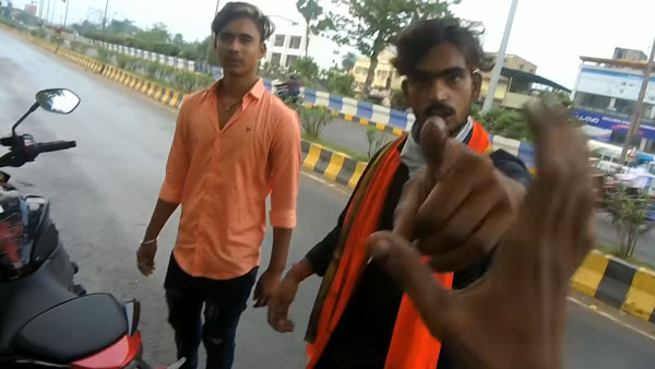 ஓட்டி பாக்கணும்... ஸ்போர்ட்ஸ் பைக் ரைடரிடம் தகராறு செய்த இளைஞர்கள்... போலீஸை அழைத்ததும் நடந்த காமெடி