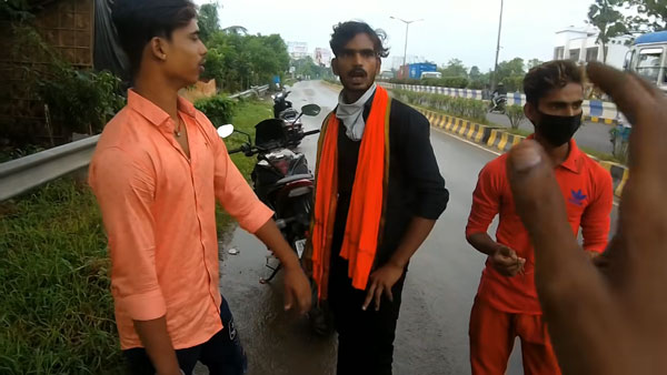 ஓட்டி பாக்கணும்... ஸ்போர்ட்ஸ் பைக் ரைடரிடம் தகராறு செய்த இளைஞர்கள்... போலீஸை அழைத்ததும் நடந்த காமெடி