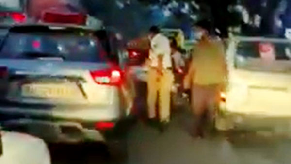 வைரலாகும் வீடியோ... ஆம்புலன்ஸ்க்கு வழி ஏற்படுத்த 2 கிமீ ஓடிய போலீஸ்காரர்... மக்கள் மனங்களை வென்றார்
