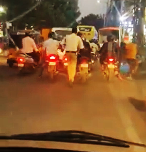 வைரலாகும் வீடியோ... ஆம்புலன்ஸ்க்கு வழி ஏற்படுத்த 2 கிமீ ஓடிய போலீஸ்காரர்... மக்கள் மனங்களை வென்றார்