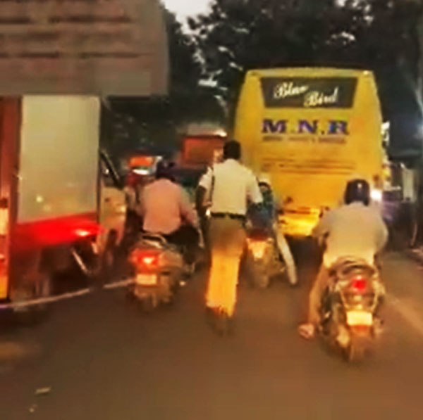 வைரலாகும் வீடியோ... ஆம்புலன்ஸ்க்கு வழி ஏற்படுத்த 2 கிமீ ஓடிய போலீஸ்காரர்... மக்கள் மனங்களை வென்றார்