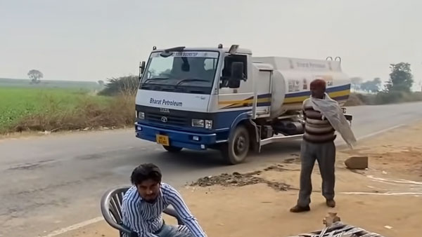 ஒரு ரூபாகூட எக்ஸ்ட்ரா வாங்கல... வீடு தேடி வந்த பெட்ரோல் பங்க்... நம்ப முடியலையா இதோ வீடியோவை பாருங்க...
