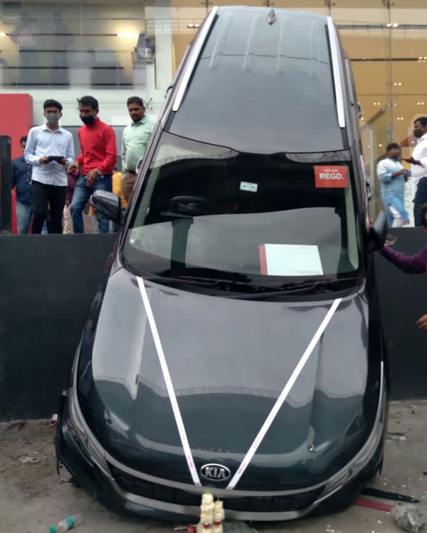தீபாவளி அதுவும் இப்படியா! ஷோரூம் மாடியில் இருந்து தவறி விழுந்த கியா செல்டோஸ்