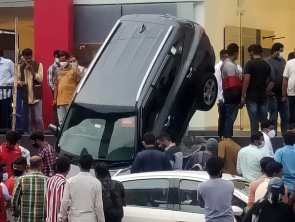 தீபாவளி அதுவும் இப்படியா! ஷோரூம் மாடியில் இருந்து தவறி விழுந்த கியா செல்டோஸ்