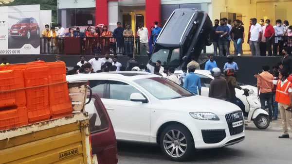 தீபாவளி அதுவும் இப்படியா! ஷோரூம் மாடியில் இருந்து தவறி விழுந்த கியா செல்டோஸ்
