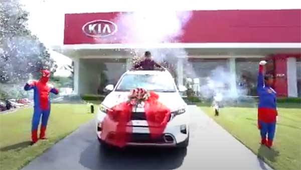 சிறுவனின் பிறந்த நாளுக்காக அசத்தல்... இப்படி ஒரு கார் டெலிவரியை இதற்கு முன் பாத்திருக்க மாட்டீங்க...
