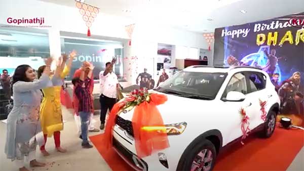 சிறுவனின் பிறந்த நாளுக்காக அசத்தல்... இப்படி ஒரு கார் டெலிவரியை இதற்கு முன் பாத்திருக்க மாட்டீங்க...