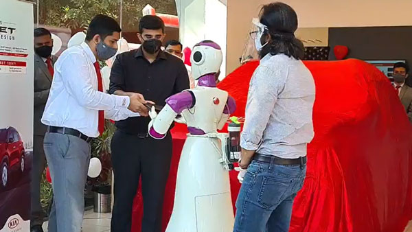 கேரளாவில் அதிசயம்... வாடிக்கையாளருக்கு பதில் காரை டெலிவரி எடுத்த ரோபோ... சிட்டி மாதிரி செமயா இருக்கு