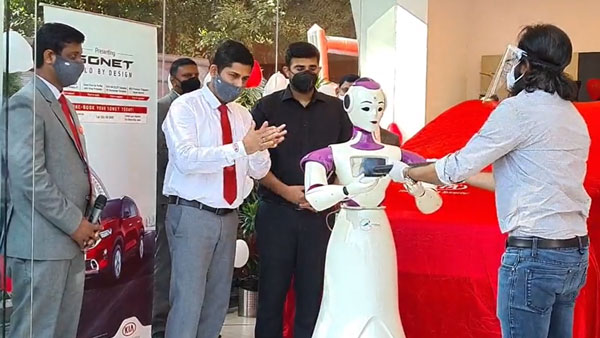 கேரளாவில் அதிசயம்... வாடிக்கையாளருக்கு பதில் காரை டெலிவரி எடுத்த ரோபோ... சிட்டி மாதிரி செமயா இருக்கு