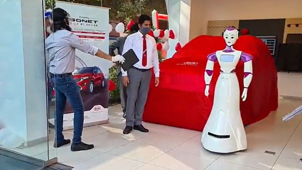 கேரளாவில் அதிசயம்... வாடிக்கையாளருக்கு பதில் காரை டெலிவரி எடுத்த ரோபோ... சிட்டி மாதிரி செமயா இருக்கு
