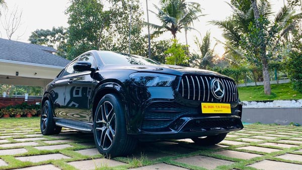 புதிய பென்ஸ் காரின் பதிவெண்ணிற்காக பல லட்சங்களை வாரி இறைத்த இளைஞர்கள்... வாயடைத்து நிற்கும் கடவுளின் தேசம்... எவ்வளவு தெரியுமா?