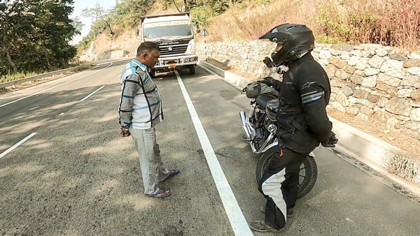 ஹோண்டா பைக்கை தாறுமாறான வேகத்தில் துரத்திய லாரி டிரைவர்... அப்புறம் நடந்ததுதான் கெத்தான சம்பவம்...