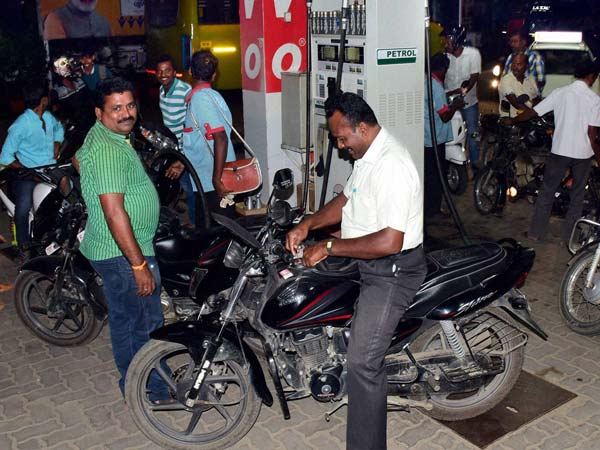 பெட்ரோல் செலவு அதிகமாகுகிறதா? பைக்கின் மைலேஜை அதிகப்படுத்த எளிய 10 வழிகள் இதோ