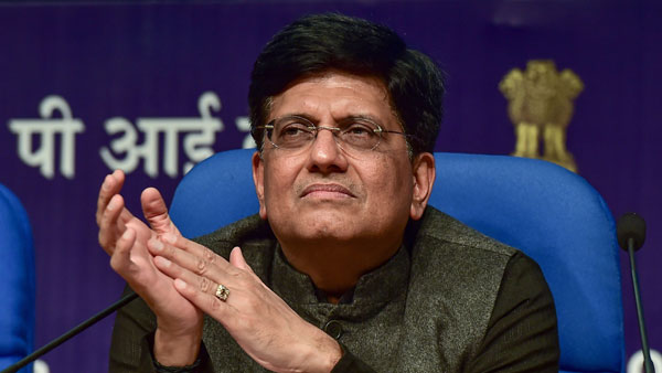 குறுக்கே வந்த யானைகள், சாமர்த்தியமாக செயல்பட்ட இரயில் ஓட்டுனர்! இணையத்தில் வைரலாகும் வீடியோ