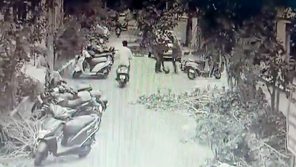 சினிமாலகூட இப்படி நடந்திருக்குமா தெரியல..? திருடர்களை பிடிக்க ஹீரோயிஸம் காட்டிய சென்னை போலீஸ்... மிரட்டும் வீடியோ!