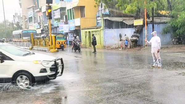 கொட்டும் மழையில் 4 மணி நேரம் போக்குவரத்தை ஒழுங்குபடுத்திய காவலர்... எஸ்பி கொடுத்த சர்ப்ரைஸ்...