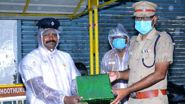 கொட்டும் மழையில் 4 மணி நேரம் போக்குவரத்தை ஒழுங்குபடுத்திய காவலர்... எஸ்பி கொடுத்த சர்ப்ரைஸ்...