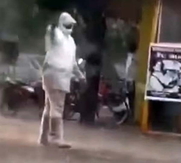 கொட்டும் மழையில் 4 மணி நேரம் போக்குவரத்தை ஒழுங்குபடுத்திய காவலர்... எஸ்பி கொடுத்த சர்ப்ரைஸ்...