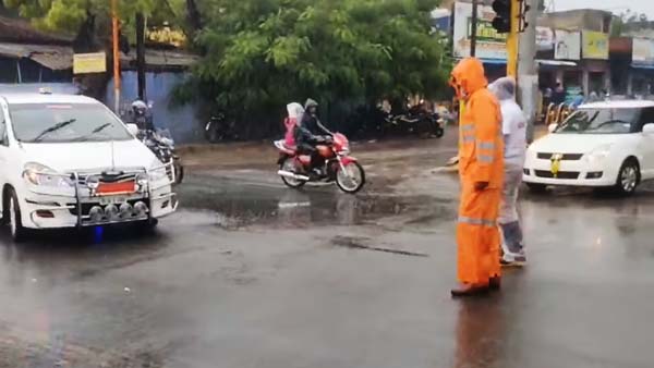 கொட்டும் மழையில் 4 மணி நேரம் போக்குவரத்தை ஒழுங்குபடுத்திய காவலர்... எஸ்பி கொடுத்த சர்ப்ரைஸ்...