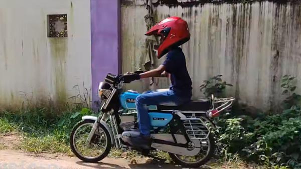 யமஹா ஆர்எக்ஸ்100 பைக்கின் மினியேச்சர் வெர்ஷன்... கேரள இளைஞரின் அட்டகாசமான தயாரிப்பு...