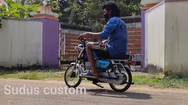 யமஹா ஆர்எக்ஸ்100 பைக்கின் மினியேச்சர் வெர்ஷன்... கேரள இளைஞரின் அட்டகாசமான தயாரிப்பு...