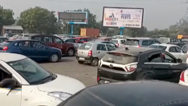 கடுமையான போக்குவரத்து நெரிசலில் சிக்கி கொண்ட ஆம்புலன்ஸ்... காவலர்கள் செய்த காரியத்திற்கு குவியும் பாராட்டு...