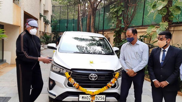புது மாடல் வந்த உடனே வாங்கீட்டாரே! டொயோட்டா இன்னோவா க்ரிஸ்ட்டா காரை டெலிவரி எடுத்த சூப்பர் ஸ்டார்...
