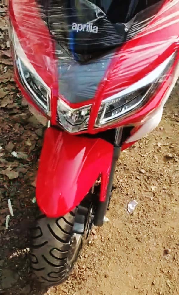 மேக்ஸி-ஸ்கூட்டருன்னா இப்படி இருக்கனும்!! ஷோரூமில் அப்ரில்லா எஸ்எக்ஸ்ஆர் 160...