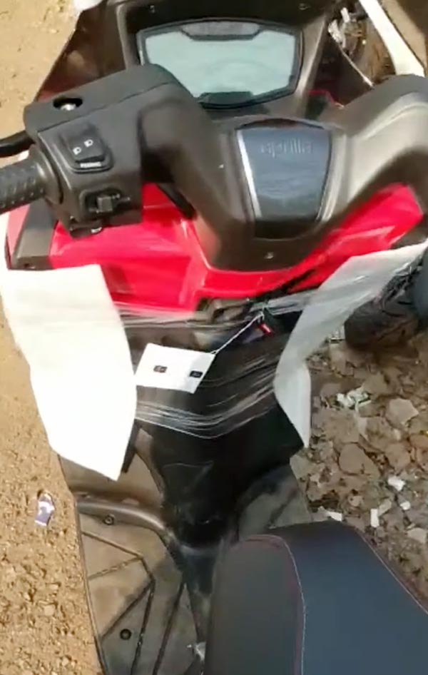 மேக்ஸி-ஸ்கூட்டருன்னா இப்படி இருக்கனும்!! ஷோரூமில் அப்ரில்லா எஸ்எக்ஸ்ஆர் 160...