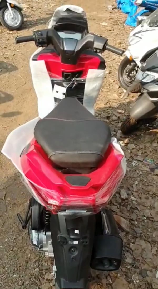 மேக்ஸி-ஸ்கூட்டருன்னா இப்படி இருக்கனும்!! ஷோரூமில் அப்ரில்லா எஸ்எக்ஸ்ஆர் 160...