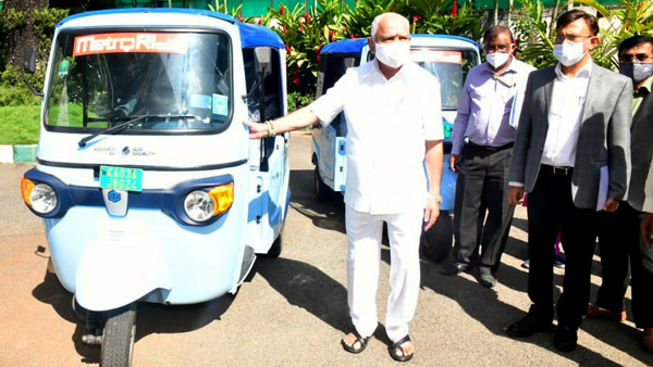 மின்சார ஆட்டோவில் சவாரி செய்த கர்நாடகா முதலமைச்சர்... எதுக்காக இந்த சவாரி தெரியுமா?