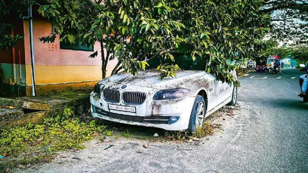 இந்த கார்களை கைவிட எப்படிதான் மனசு வந்துச்சோ... வெளிநாடுகளில் இருந்து இறக்குமதி செய்யப்பட்ட கார்களுக்கு இப்படி ஒரு நிலைமையா?