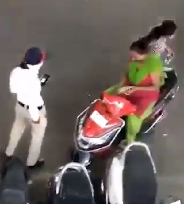 இளம்பெண்ணிடம் இருந்து நைசாக லஞ்சம் வாங்கிய பெண் போலீஸ்... வீடியோவை பார்த்தால் ஷாக் ஆயிருவீங்க...