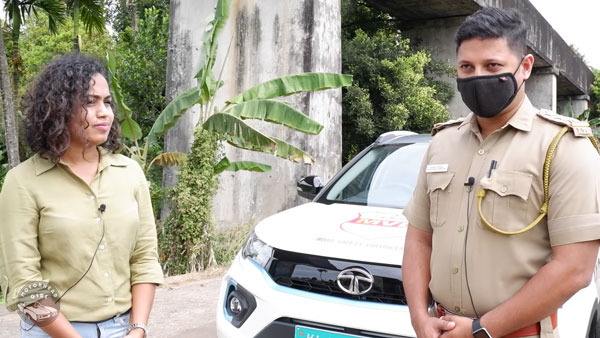 '8 மணி நேரம் போவதே தெரியல'... இளம்பெண்ணிடம் டாடா நெக்ஸான் மின்சார காரை புகழ்ந்து தள்ளிய கேரள போலீஸ்!