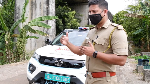 '8 மணி நேரம் போவதே தெரியல'... இளம்பெண்ணிடம் டாடா நெக்ஸான் மின்சார காரை புகழ்ந்து தள்ளிய கேரள போலீஸ்!