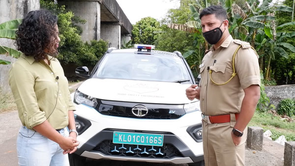 '8 மணி நேரம் போவதே தெரியல'... இளம்பெண்ணிடம் டாடா நெக்ஸான் மின்சார காரை புகழ்ந்து தள்ளிய கேரள போலீஸ்!