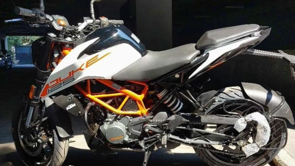 விற்பனைக்கு தயாராக இருக்கும் 2021 கேடிஎம் ட்யூக் 125 பைக்!! ஷோரூமில் கண்ணை கவரும் தோற்றத்தில்...
