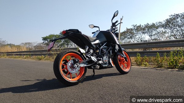 விற்பனைக்கு தயாராக இருக்கும் 2021 கேடிஎம் ட்யூக் 125 பைக்!! ஷோரூமில் கண்ணை கவரும் தோற்றத்தில்...