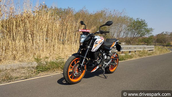 விற்பனைக்கு தயாராக இருக்கும் 2021 கேடிஎம் ட்யூக் 125 பைக்!! ஷோரூமில் கண்ணை கவரும் தோற்றத்தில்...
