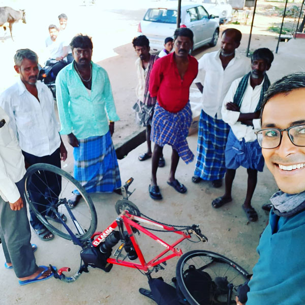 கொடுத்த வாக்குறுதியை காப்பாற்ற 1,100 கிமீ கடந்து வந்த மகன்... எப்படினு தெரிந்ததும் ஆச்சரியப்பட்ட பெற்றோர்